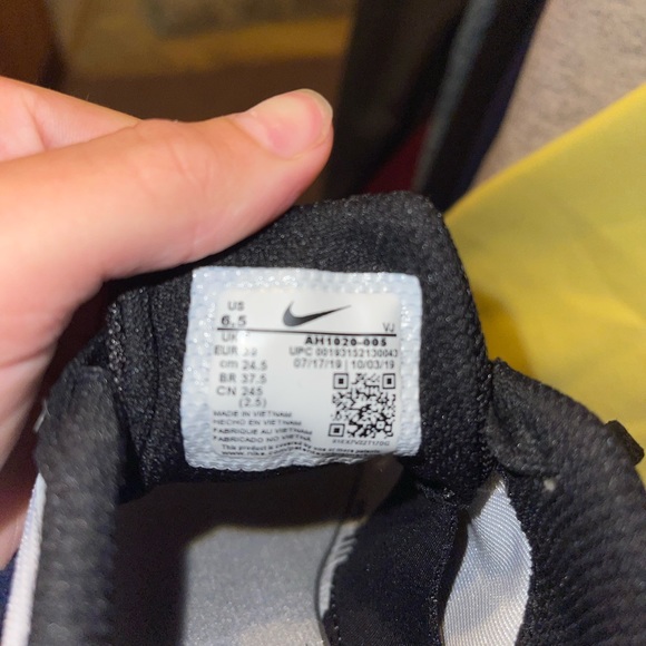 Track shoes, spikes and bag - Picture 4 of 7